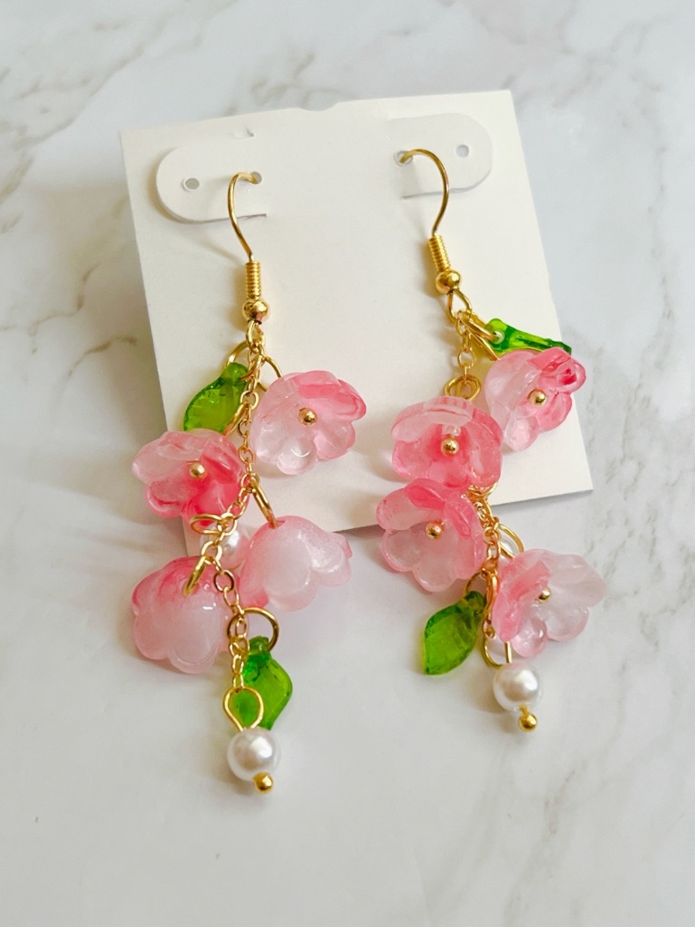 Pink flower 🌸 lucite pearl 2.5” dangle earrings